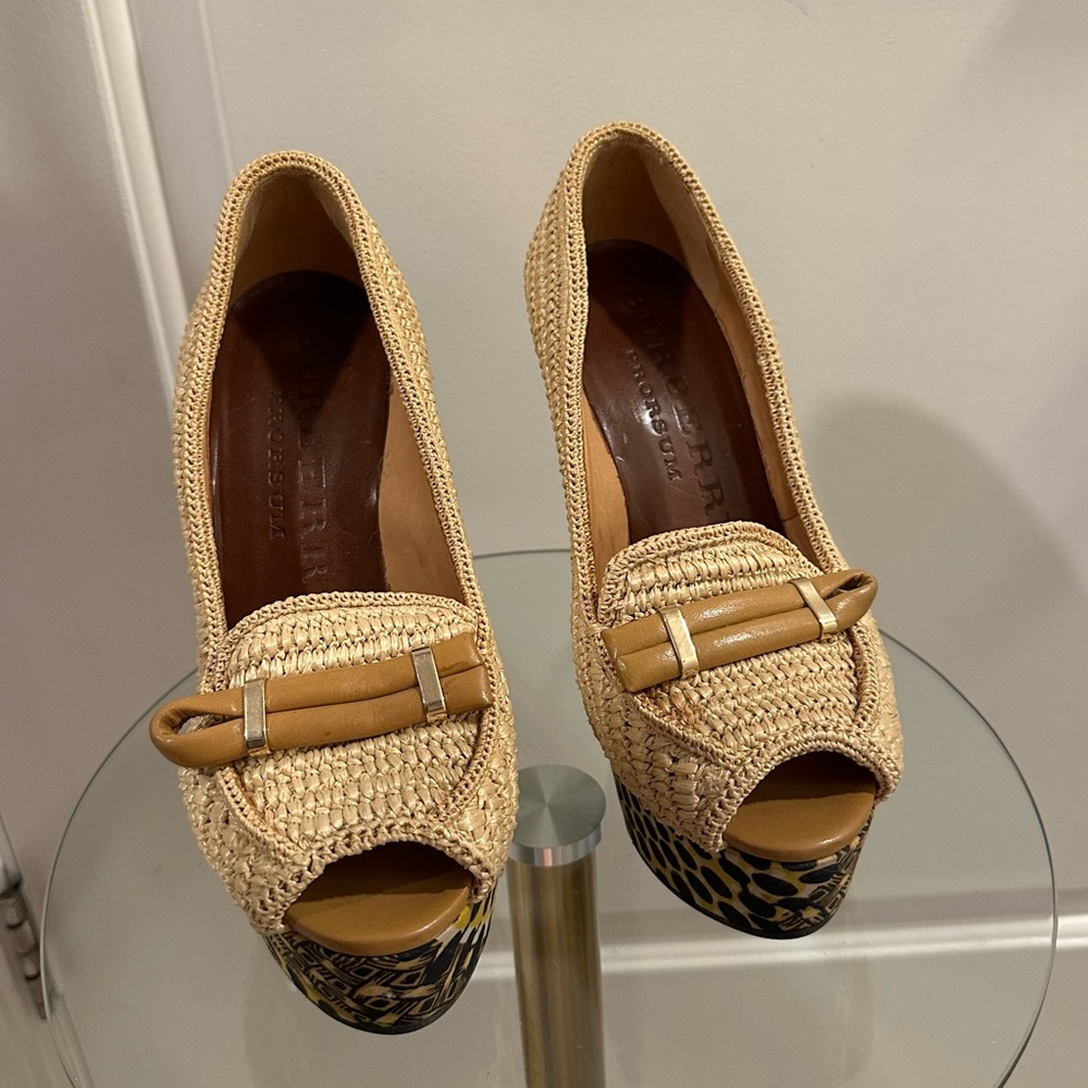 Burberry Prorsum Woven Raffia Straw Printed Wedge Pumps - Picture 9 of 13
